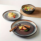 Disponível nas Quatro Estações - Prato Irregular Yunmeng - Design de Cerâmica Azul e Chama, Perfeito para Prato de Salada de Massa e Frutas, Louça da Moda, Cerâmica Feita por Artista, Prato de Cerâmica Irregular com Gradiente, Prato para Bife, Prato de Massa para Restaurante