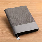 Um Caderno A5 Costurado Personalizável com um Design Elegante, Perfeito para Anotações de Negócios e Criativas