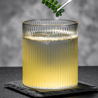 Conjunto de 2/4 Copos de Vidro com Listras Verticais, 320ml, Copos de Vidro Transparente, Copos com Listras Verticais para Beber Bebidas Domésticas, Leite, Suco e Café com Facilidade, Design com Altura de 8,5cm, Copos de Vidro Texturizado Transparente