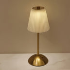 Luminária de Mesa LED Moderna com Pregas, Toque para Ligar/Desligar, 3 Temperaturas de Cor, Brilho Ajustável, Recarregável via USB (Sem Plugue), Uso Interno, Base de Metal, Abajur de Tecido Pregado - Luminária para Casa e Escritório