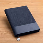 Um Caderno A5 Costurado Personalizável com um Design Elegante, Perfeito para Anotações de Negócios e Criativas